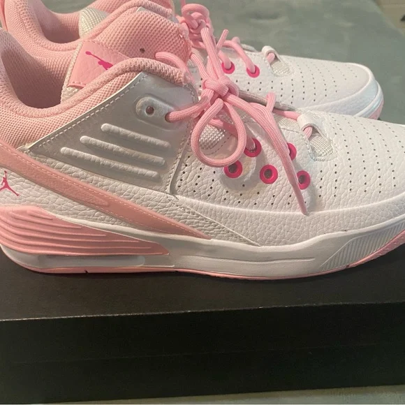 YOUTH BRAND NEW JORDAN MAX AURA 5, SIZE 7 YOUTH, 8.5 WOMENS! - Picture 1 of 7